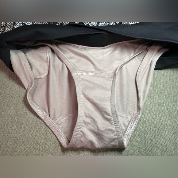 Lululemon Sunset Salutation shorts - Picture 5 of 7